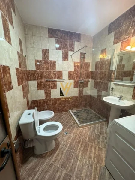 Tirane, jepet me qera apartament 2+1+Ballkon Kati 4, 95 m² 480 € (FRESKU)