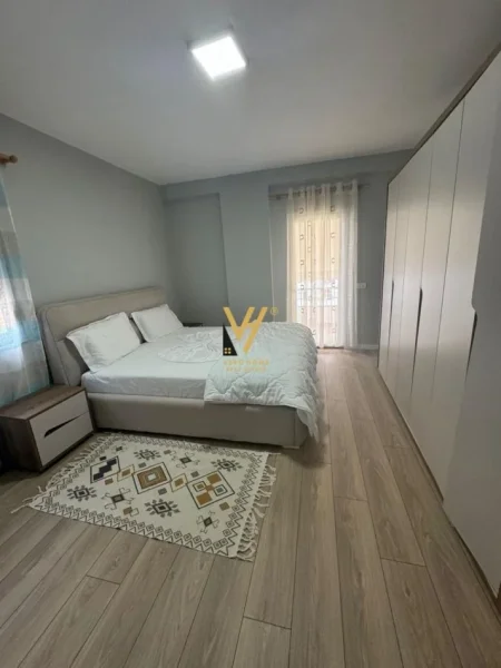 Tirane, jepet me qera apartament 2+1+Ballkon Kati 4, 95 m² 480 € (FRESKU)