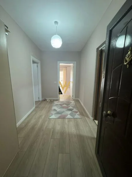 Tirane, jepet me qera apartament 2+1+Ballkon Kati 4, 95 m² 480 € (FRESKU)