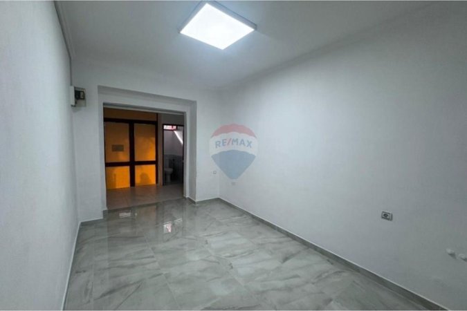 Tirane, jepet me qera dyqan Kati 0, 18 m² 250 € (RRuga e Kosovareve)