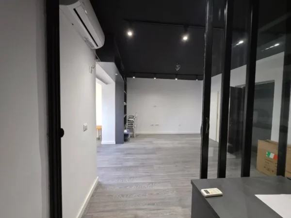 Tirane, shitet dyqan Kati 1, 58 m² 150.000 € (Qender, Tirane)