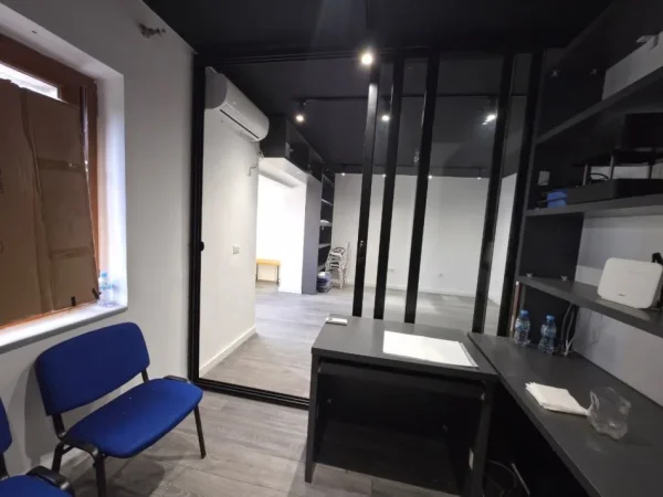 Tirane, shitet dyqan Kati 1, 58 m² 150.000 € (Qender, Tirane)