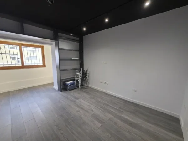 Tirane, shitet dyqan Kati 1, 58 m² 150.000 € (Qender, Tirane)