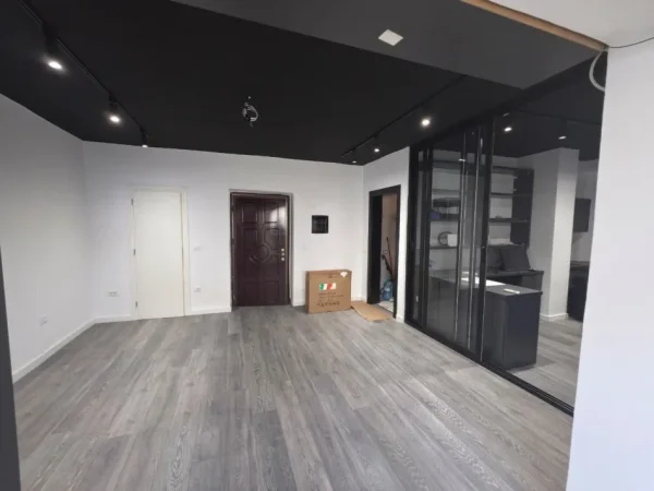 Tirane, shitet dyqan Kati 1, 58 m² 150.000 € (Qender, Tirane)