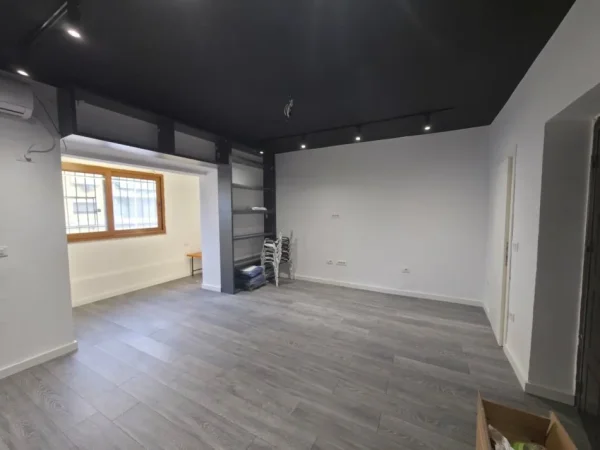 Tirane, shitet dyqan Kati 1, 58 m² 150.000 € (Qender, Tirane)