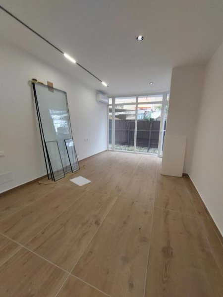 Tirane, jepet me qera zyre Kati 1, 50 m² 500 € (Qender.)