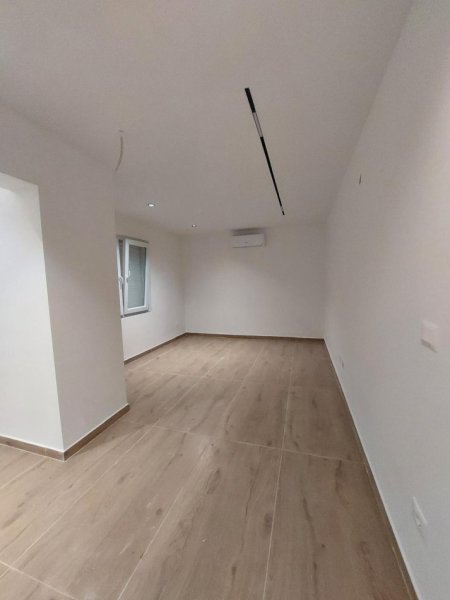 Tirane, jepet me qera zyre Kati 1, 50 m² 500 € (Qender.)