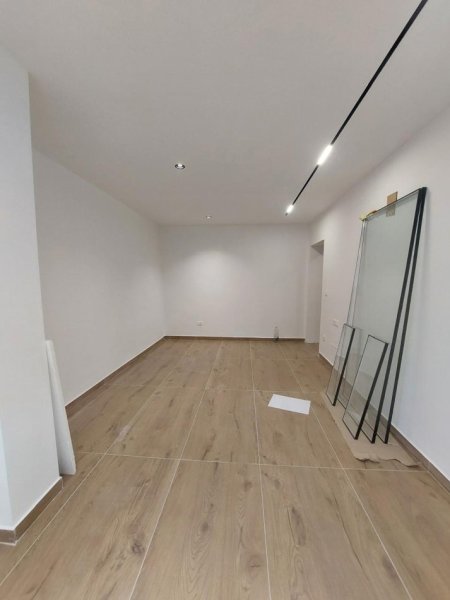 Tirane, jepet me qera zyre Kati 1, 50 m² 500 € (Qender.)