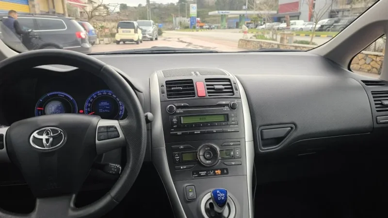 shes Toyota auris 1.8 hybrid 2011 Benzin, e bardhë automatik Klima 241.000 km 6.700 €