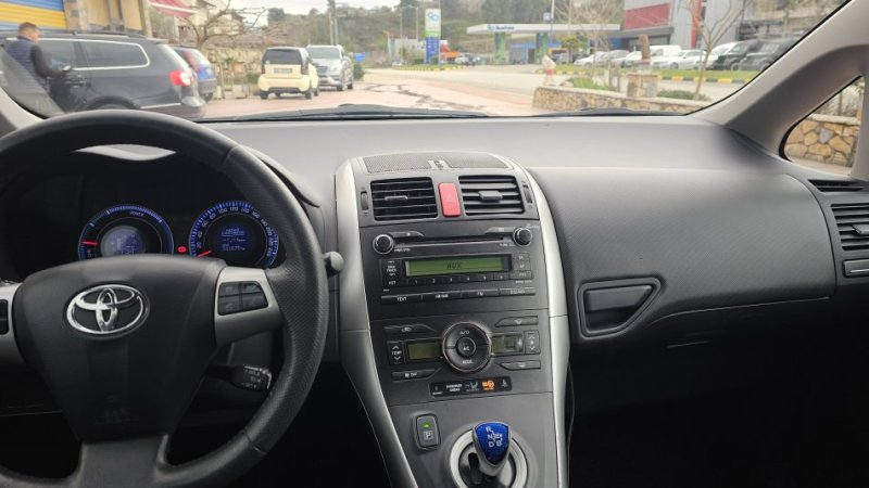 shes Toyota auris 1.8 hybrid 2011 Benzin, e bardhë automatik Klima 241.000 km 6.700 €