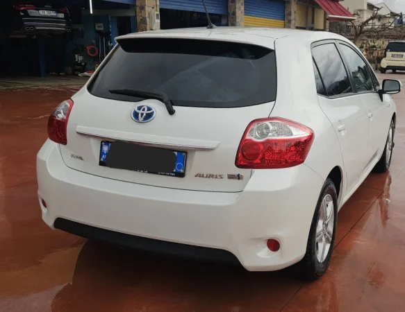 shes Toyota auris 1.8 hybrid 2011 Benzin, e bardhë automatik Klima 241.000 km 6.700 €