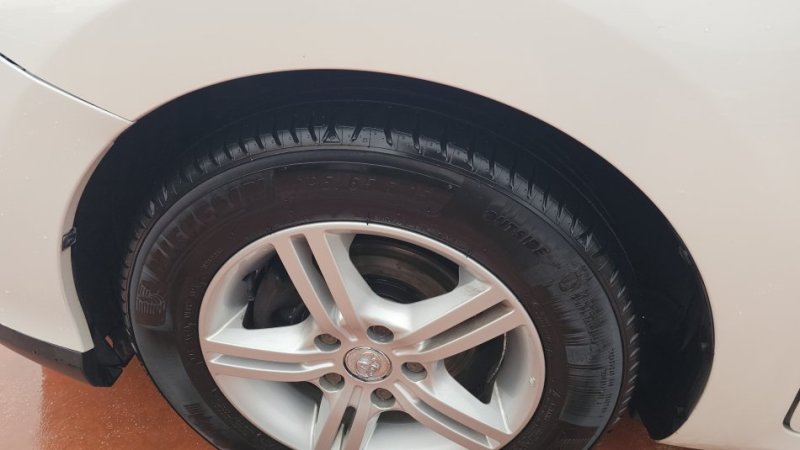 shes Toyota auris 1.8 hybrid 2011 Benzin, e bardhë automatik Klima 241.000 km 6.700 €