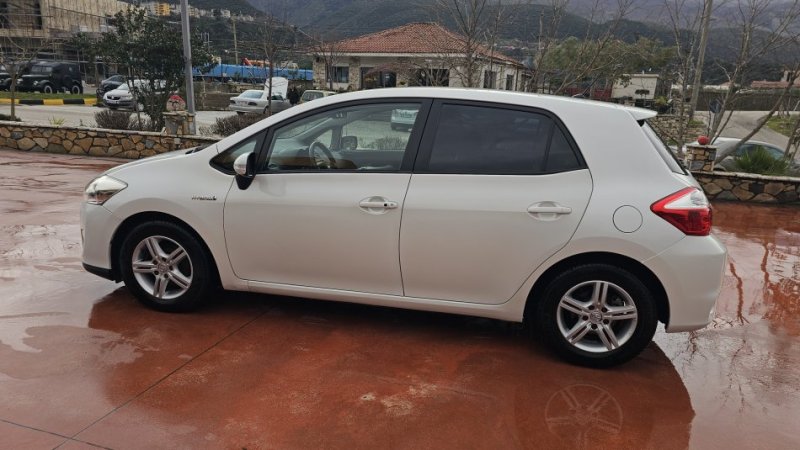 shes Toyota auris 1.8 hybrid 2011 Benzin, e bardhë automatik Klima 241.000 km 6.700 €