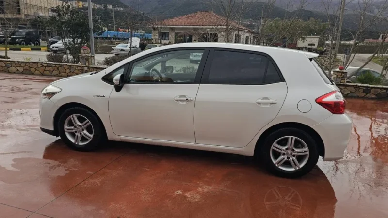 shes Toyota auris 1.8 hybrid 2011 Benzin, e bardhë automatik Klima 241.000 km 6.700 €