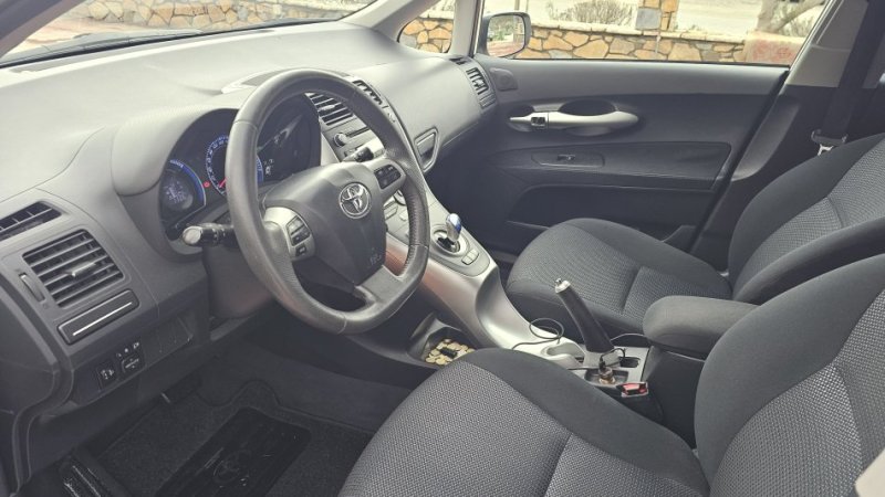 shes Toyota auris 1.8 hybrid 2011 Benzin, e bardhë automatik Klima 241.000 km 6.700 €