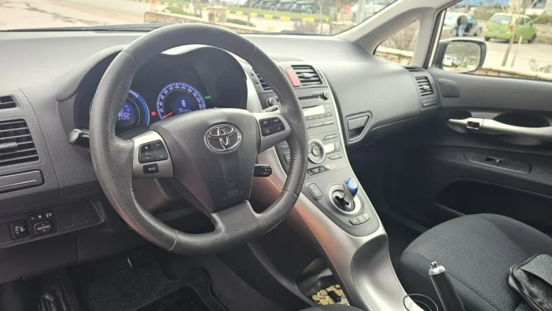 shes Toyota auris 1.8 hybrid 2011 Benzin, e bardhë automatik Klima 241.000 km 6.700 €