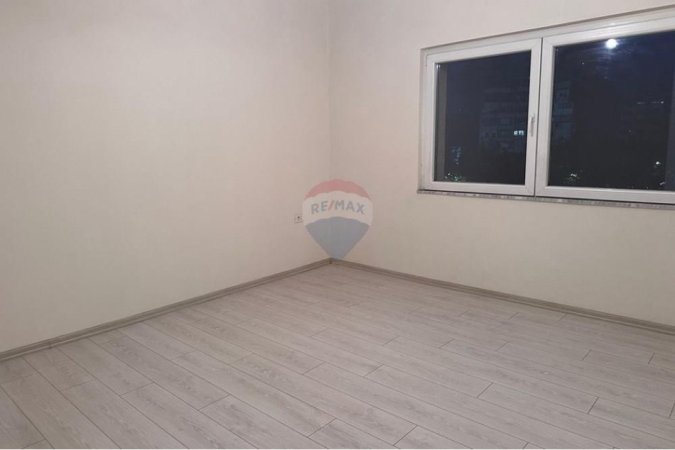 Tirane, jepet me qera ambjent biznesi Kati 3, 106 m² 700 € (Qender, Tirane)