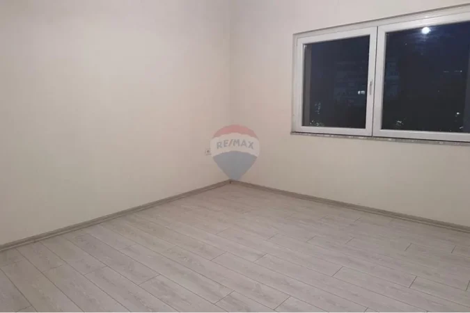Tirane, jepet me qera ambjent biznesi Kati 3, 106 m² 700 € (Qender, Tirane)