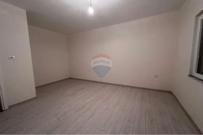 Tirane, jepet me qera ambjent biznesi Kati 3, 106 m² 700 € (Qender, Tirane)