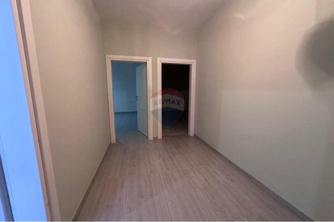 Tirane, jepet me qera ambjent biznesi Kati 3, 106 m² 700 € (Qender, Tirane)