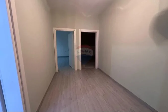 Tirane, jepet me qera ambjent biznesi Kati 3, 106 m² 700 € (Qender, Tirane)
