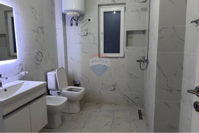 Tirane, jepet me qera ambjent biznesi Kati 3, 106 m² 700 € (Qender, Tirane)
