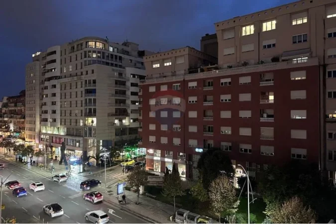 Tirane, jepet me qera ambjent biznesi Kati 3, 106 m² 700 € (Qender, Tirane)