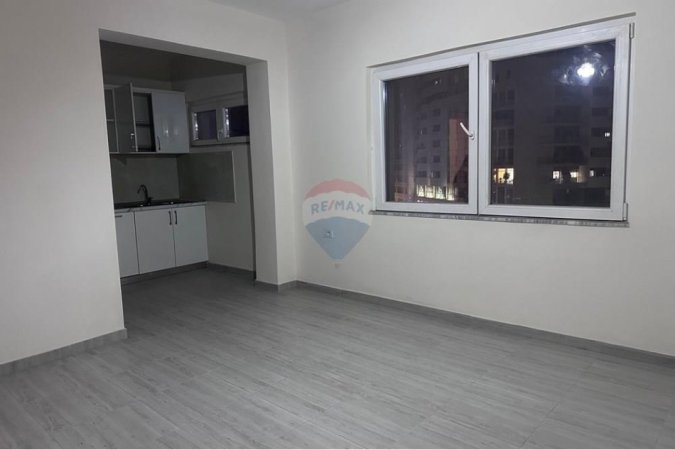 Tirane, jepet me qera ambjent biznesi Kati 3, 106 m² 700 € (Qender, Tirane)
