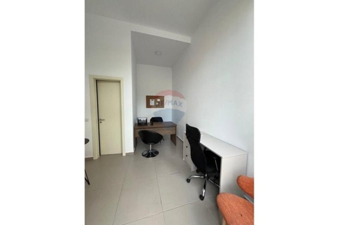 Tirane, jepet me qera dyqan Kati 0, 17 m² 350 € (Rruga e Barrikadave)