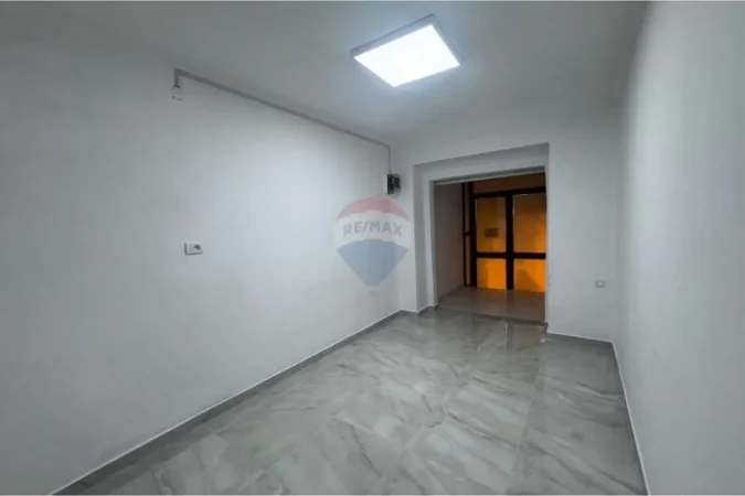 Tirane, jepet me qera dyqan Kati 0, 18 m² 250 € (Marko Boçari, Tiranë)