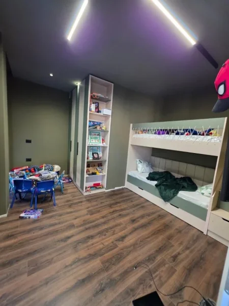 Tirane, shitet apartament 2+1+Ballkon Kati 5, 232 m² (Rruga Petro Nini Luarasi)