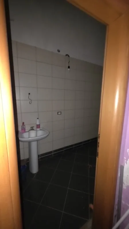 Lushnje, shitet dyqan Kati 0, 80 m² 220.000 € 