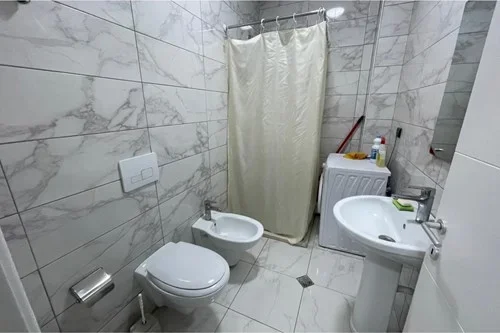 Tirane, jepet me qera apartament 1+1+Ballkon Kati 7, 60 m² 500 € (Universiteti Mjekesise)