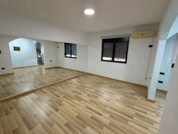 Tirane, jepet me qera zyre Kati 2, 55 m² 500 € (Rruga Ali Demi)