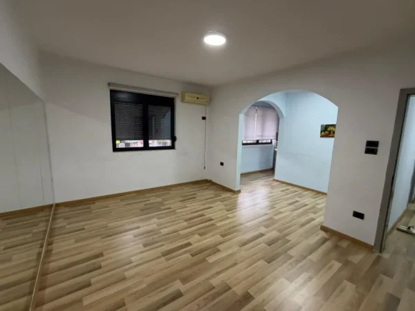 Tirane, jepet me qera zyre Kati 2, 55 m² 500 € (Rruga Ali Demi)