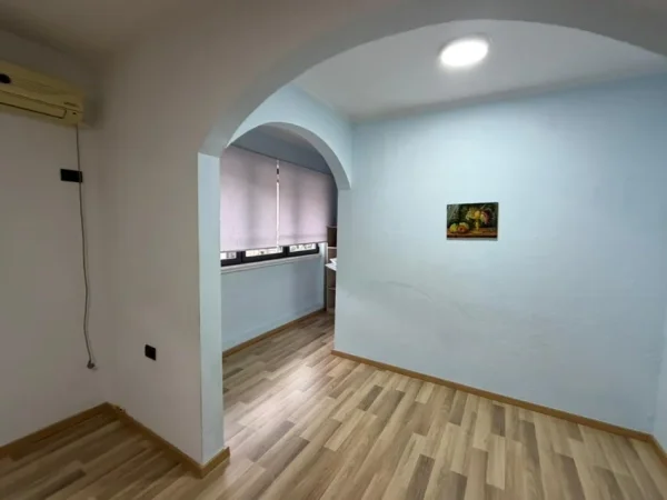 Tirane, jepet me qera zyre Kati 2, 55 m² 500 € (Rruga Ali Demi)