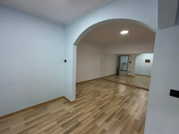 Tirane, jepet me qera zyre Kati 2, 55 m² 500 € (Rruga Ali Demi)