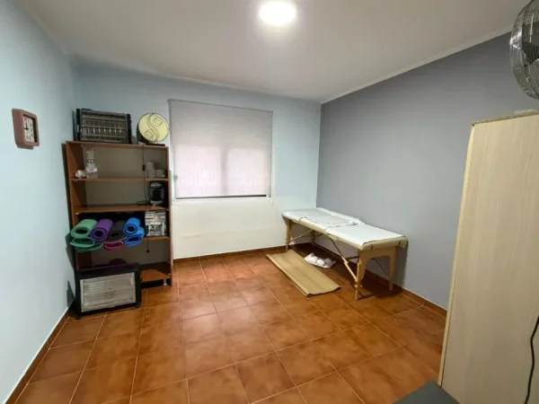 Tirane, jepet me qera zyre Kati 2, 55 m² 500 € (Rruga Ali Demi)