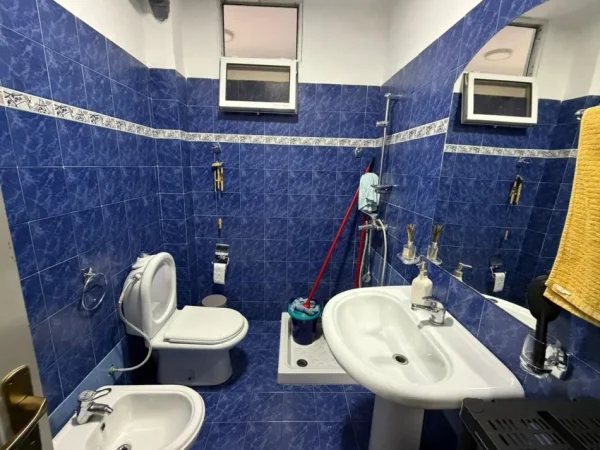Tirane, jepet me qera zyre Kati 2, 55 m² 500 € (Rruga Ali Demi)