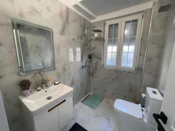 Tirane, jepet me qera apartament 1+1+Ballkon Kati 2, 47 m² 570 € (21 Dhjetori)