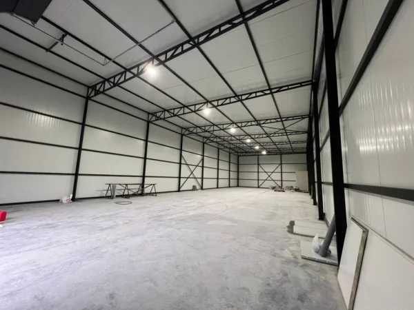 Tirane, jepet me qera magazine Kati 0, 1.000 m² 2.000 € (Vore)