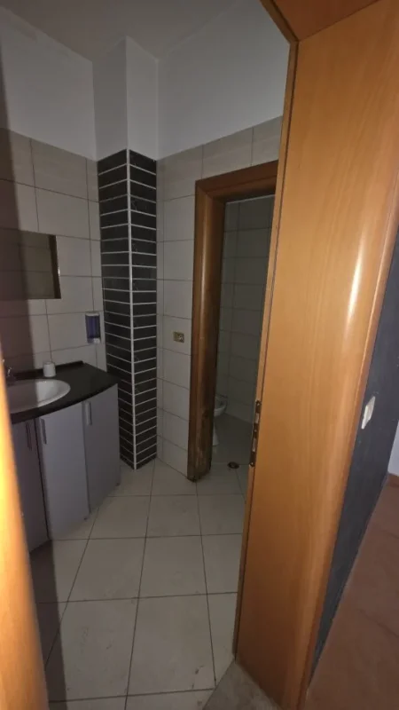 Lushnje, shitet dyqan , 78 m² 155.000 € 