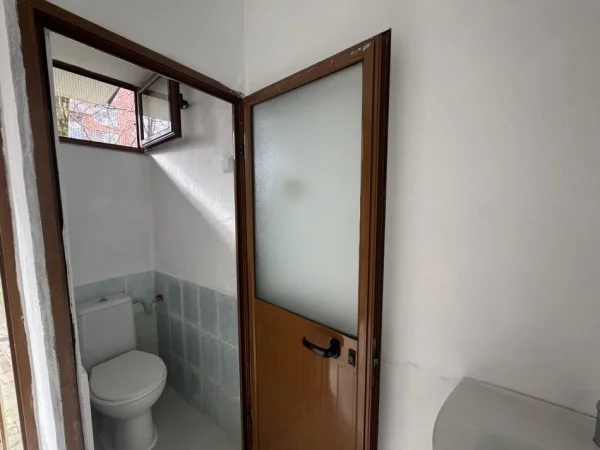 Tirane, jepet me qera dyqan Kati 0, 18 m² 250 € (Marko Boçari, Tiranë)