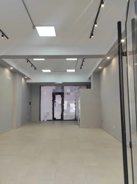 Tirane, jepet me qera dyqan Kati 0, 64 m² 830 € (Rruga Berisha)