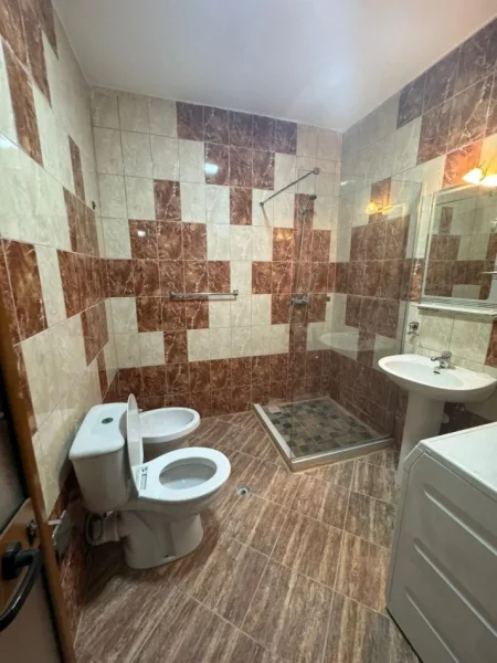 Tirane, jepet me qera apartament 2+1+Ballkon Kati 4, 100 m² 480 € (Fresk)