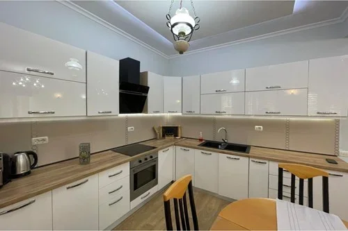 Tirane, jepet me qera apartament 2+1+Ballkon Kati 2, 103 m² 850 € (Rruga Durresit)