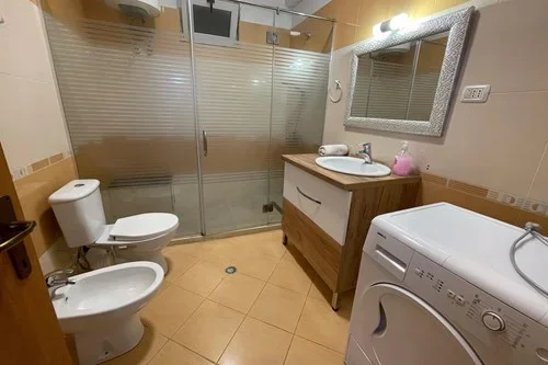 Tirane, jepet me qera apartament 2+1+Ballkon Kati 2, 103 m² 850 € (Rruga Durresit)