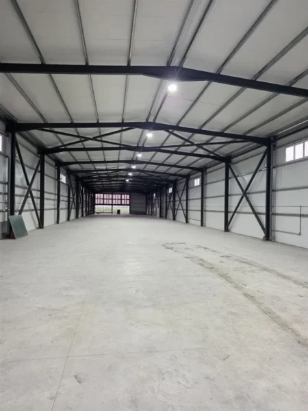 Tirane, jepet me qera magazine Kati 0, 5.000 m² 2.800 € (Fushe Preze)