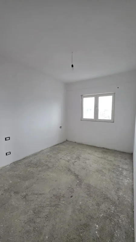 Lushnje, shitet apartament 2+1+Ballkon Kati 8, 70.000 € 