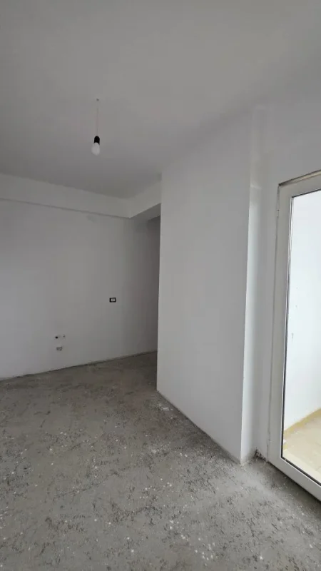 Lushnje, shitet apartament 2+1+Ballkon Kati 8, 70.000 € 